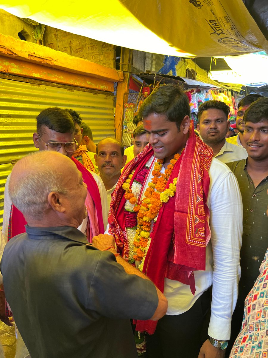 Pushpendra_MP_'s tweet photo. आज के अपने संसदीय क्षेत्र के कार्यक्रम में मां शीतला कड़ा धाम मंदिर के दर्शन करने का सौभाग्य प्राप्त हुआ। यहां नारियल और पुष्प चढ़ा करके अपने जनता के समृद्धि के लिए आशीर्वाद प्राप्त किया।

#maashitla #shitalaMataMandir
#kadadham
#ConstituencyEngagement https://t.co/Mg6GMZaw3X