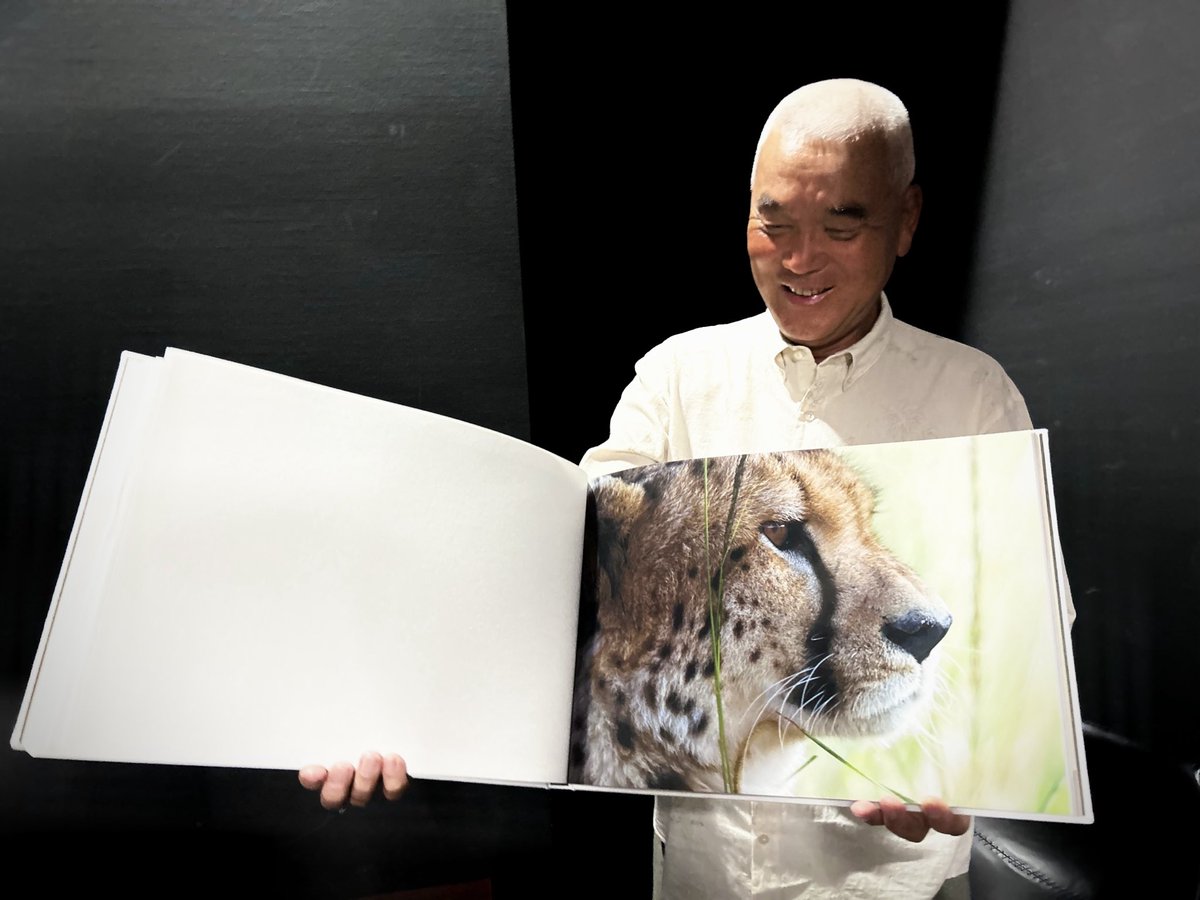 lion007's tweet photo. 品川のCanonギャラリーの記念写真集があまり売れていないと報告を受けた、我がマネージャーの発言。
「１枚１枚、絵画のように壁に飾れる最高のプリント。岩合さんの写真集で１万部以下は珍しく、ましてや50部限定なんてプレミアもの。死んだら高値がつくのに」

殺すな！笑

https://t.co/FadSZIfr4U https://t.co/4Cquqwl2pQ