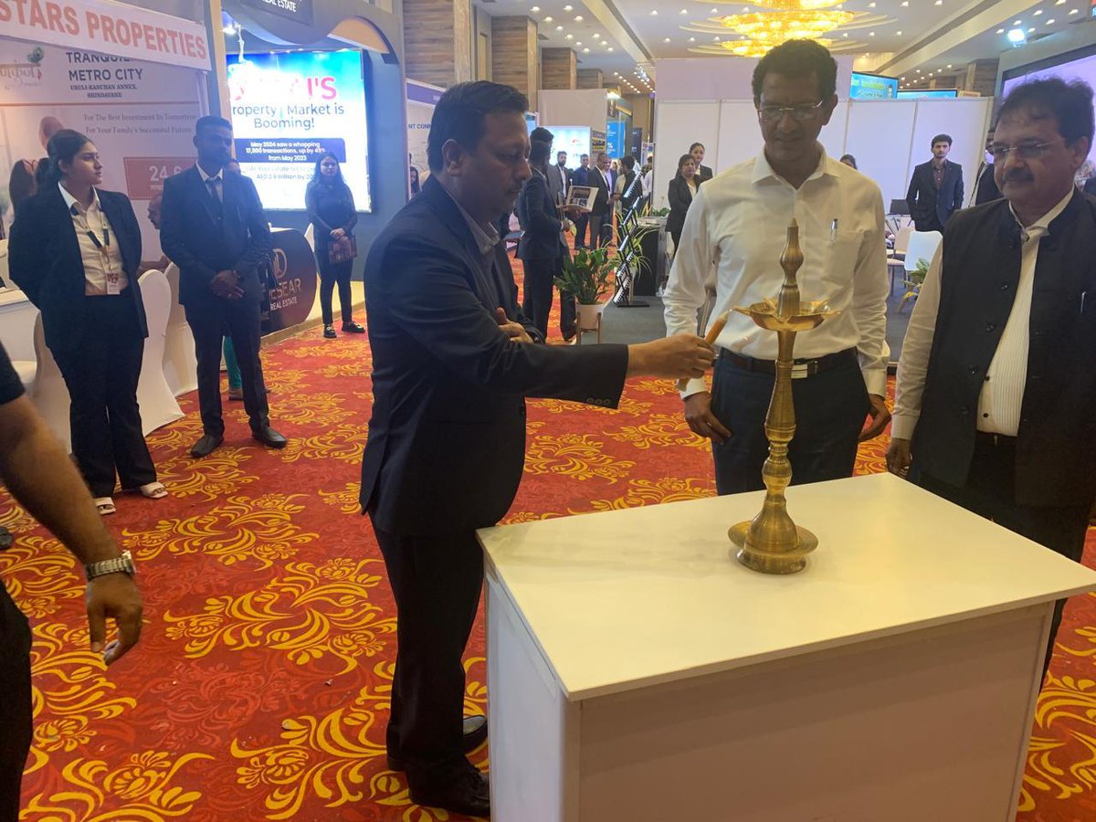 STPIPune's tweet photo. Shri Ajay Shrivastava, Director, Maharashtra &amp; Goa, attended Monsoon Bonanza Property Expo as the Guest of Honour in Pune. Startups incubated at #APIARY CoE showcased their products and services for fractional investment in real estate assets. 
#STPIINDIA #STPICoEs
@arvindtw https://t.co/QV1hCFalGf
