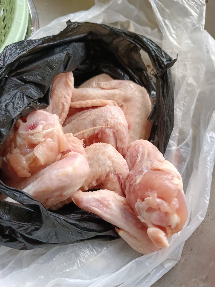 natashanatt's tweet photo. First weekend in Nansang; students came with lauk kampung &amp; chicken wing 😍 asai meda gold bar meda chicken wing ditu. Indai budak madah anak ya nusi rumah cikgu nadai fridge so tadik indai ya datai alu merik chicken wing 🤣 God bless the kids &amp; the parents for being so generous. https://t.co/ivzmy0fObg