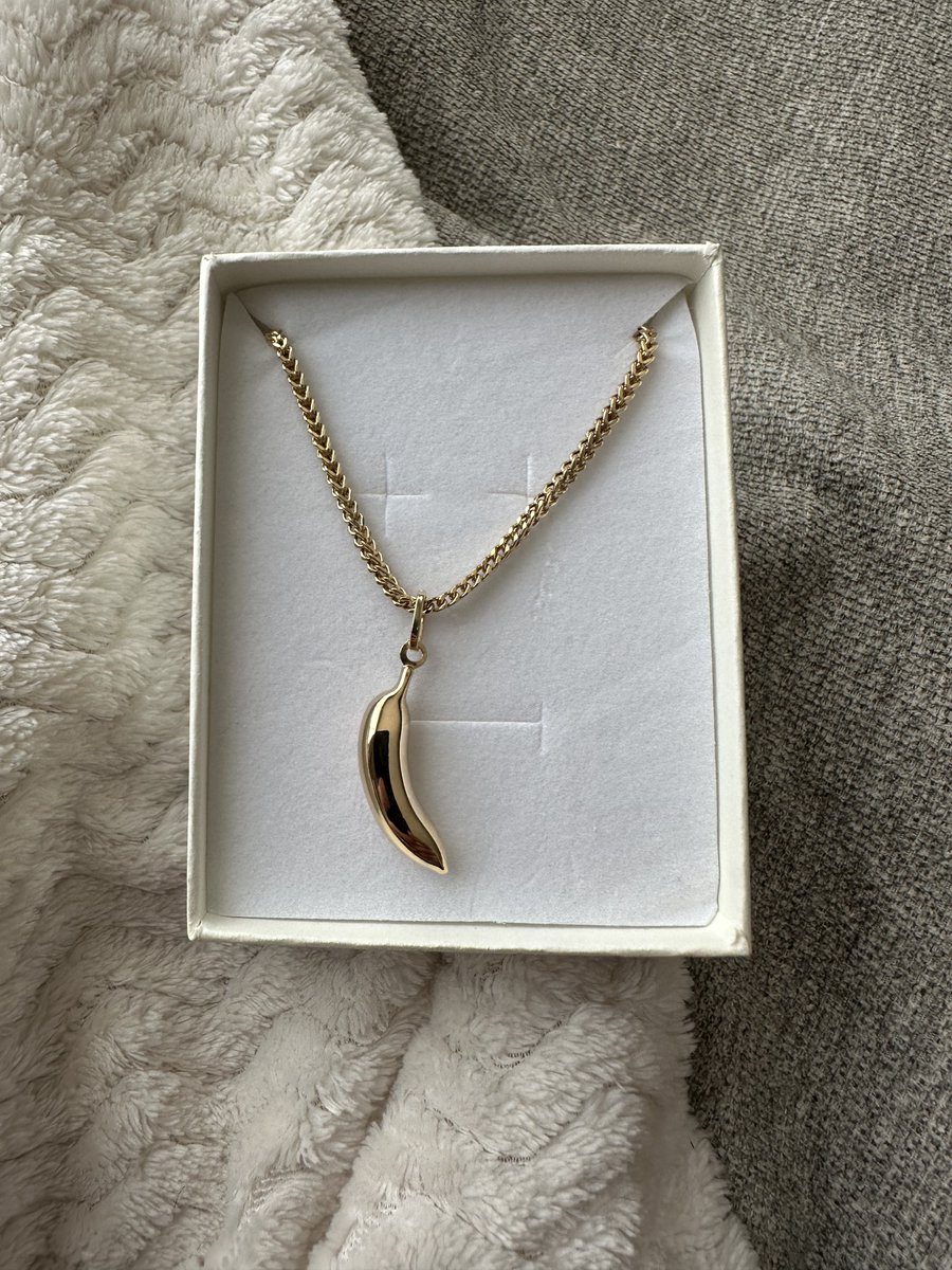 My wife bought me a gold banana pendant 🍌 

Do you think I should wear it for the next ETH CC Brussels? 🙏