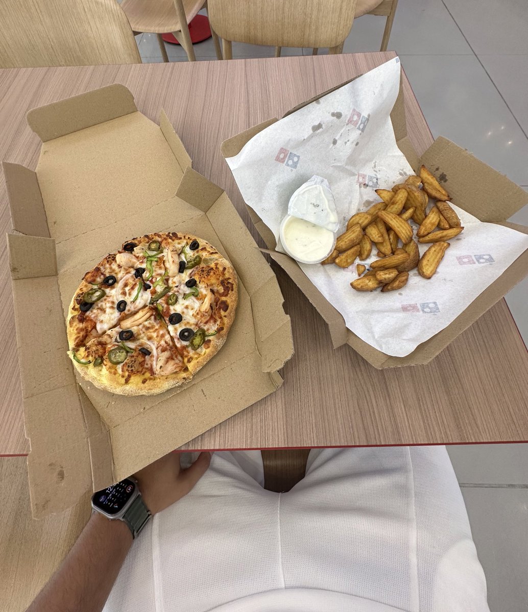 nuullu's tweet photo. 🍕✈️ https://t.co/bsHpEiYf35