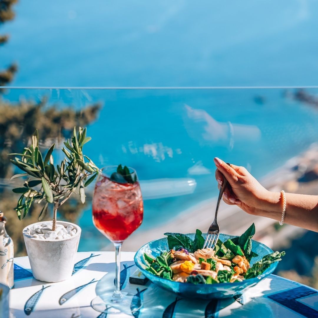 SteeliteEMEA's tweet photo. Chicken salad paired with a zesty cocktail, or Sicilian salad with a glass of Etna wine. Which combo is calling your name? 🍷🥗

📸 @anciovitaormina @catherine_hurand https://t.co/IiF0Wru5C7