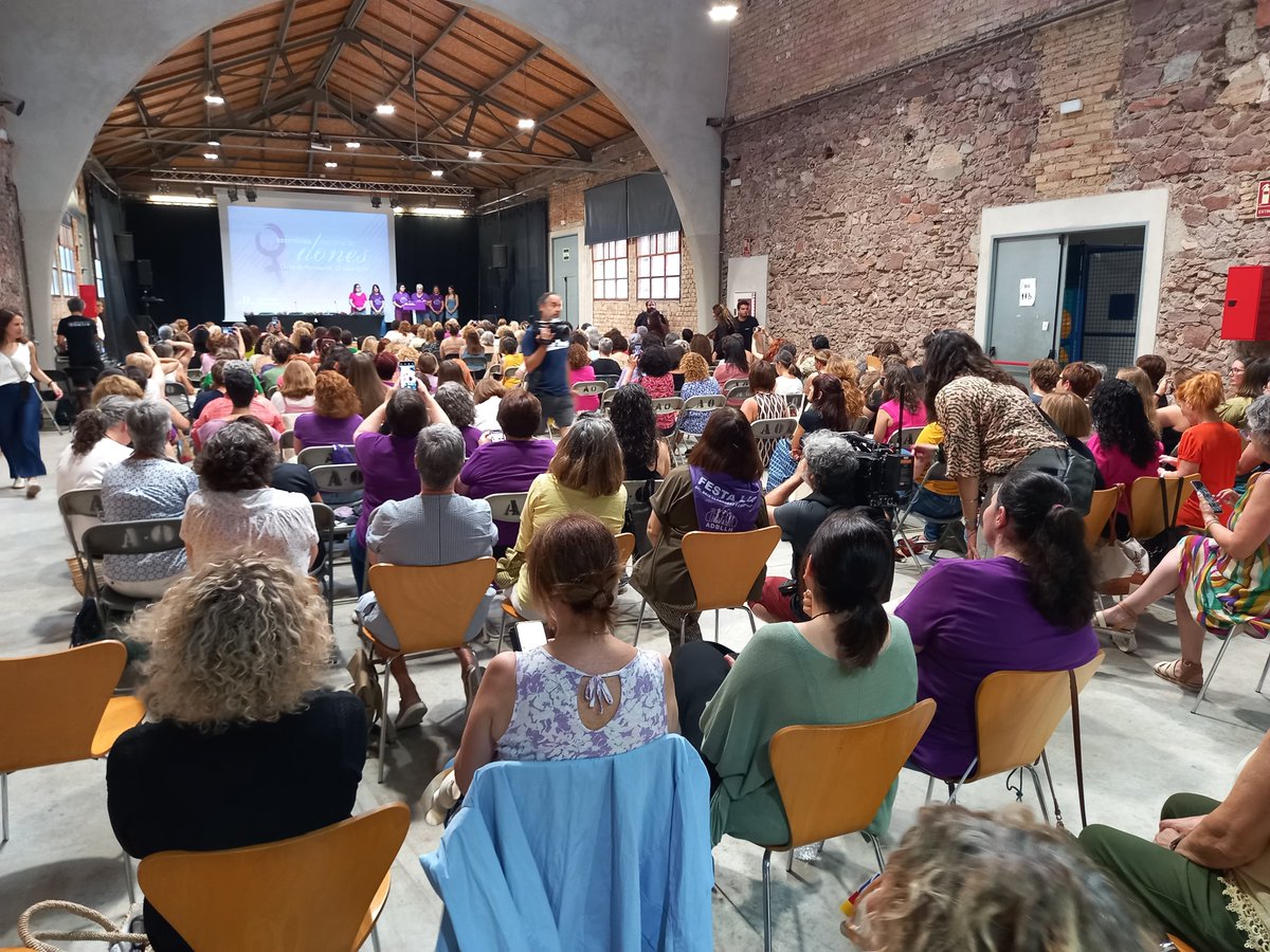 Olesa Ràdio (@olesaradio) on Twitter photo @martarovira L'alcalde d'Olesa, <a href="/Jordiparent/">jordi Parent</a> (ERC), ha estat l'encarregat de rebre-la en una emotiva benvinguda plena d'abraçades i aplaudiments.
🗣️ Rovira, emocionada, ha destacat la doble repressió que han patit a l’exili per la seva condició d’independentistes i dones. @martarovira L'alcalde d'Olesa, <a href="/Jordiparent/">jordi Parent</a> (ERC), ha estat l'encarregat de rebre-la en una emotiva benvinguda plena d'abraçades i aplaudiments.
🗣️ Rovira, emocionada, ha destacat la doble repressió que han patit a l’exili per la seva condició d’independentistes i dones.