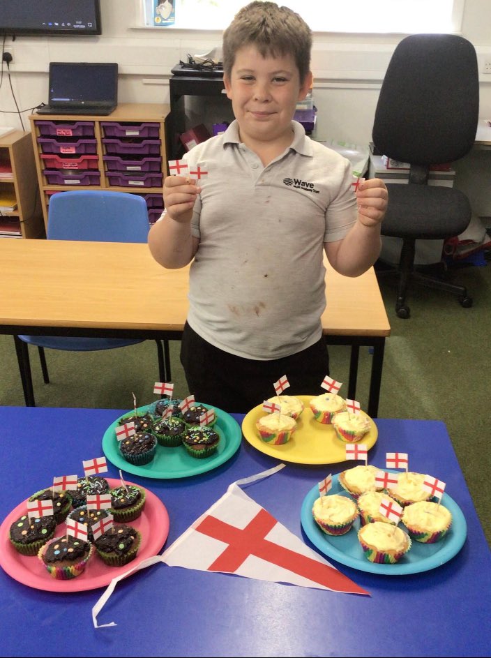 NorthCornwallAP's tweet photo. England 🏴󠁧󠁢󠁥󠁮󠁧󠁿 inspired baking 🧁 to share with Primary! ⚽️ https://t.co/edbOhOQ0WY