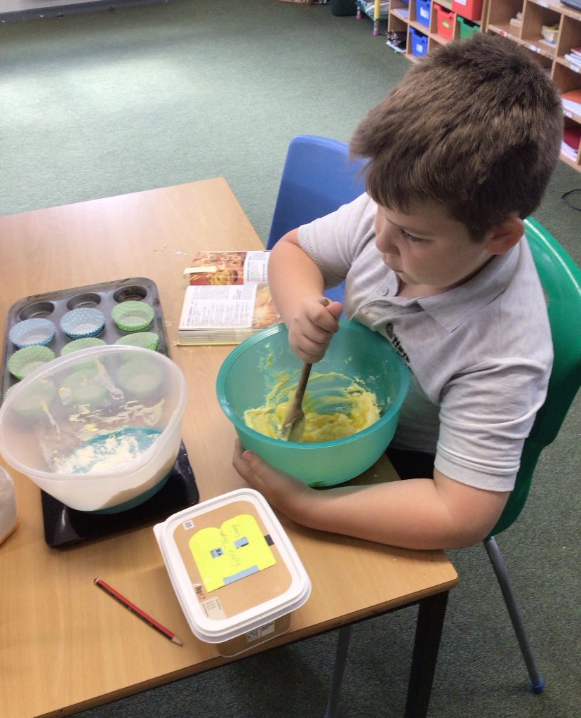 NorthCornwallAP's tweet photo. England 🏴󠁧󠁢󠁥󠁮󠁧󠁿 inspired baking 🧁 to share with Primary! ⚽️ https://t.co/edbOhOQ0WY