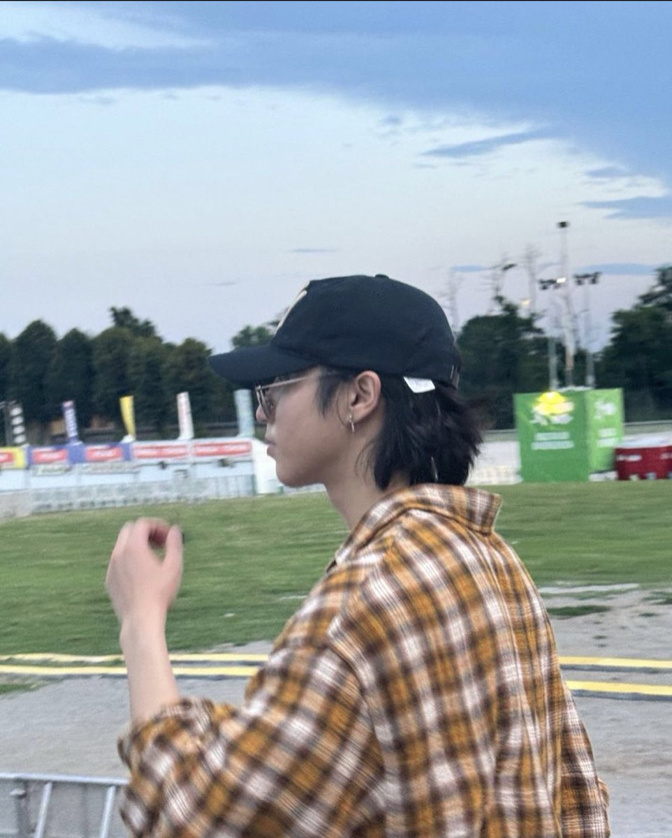 han jisung is seriously so precious he bought and wore the yellow