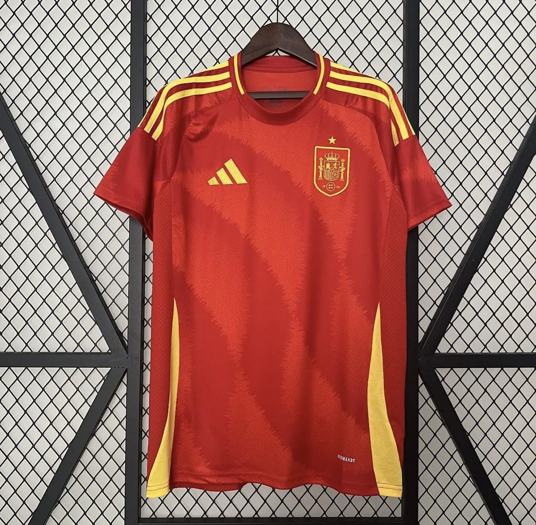 ilenagonzalez16's tweet photo. SORTEO INTERNACIONAL 🚨

Si España gana el domingo contra Inglaterra queremos sortear esta camiseta de España.
Requisitos;
Dar RT al tweet 
Seguir a @futboljersey7 y a mi

- OPCIONAL: Mencionar a un amigo (doble participación)
Muchísima suerte 🍀 https://t.co/n9WJ0eJDjj