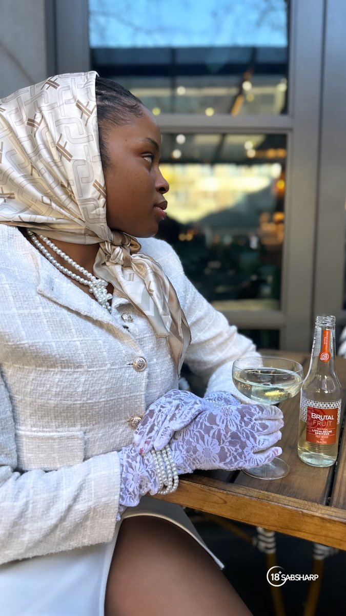 IpelengRSelepe's tweet photo. A girl should be two things: classy and fabulous, got it from my grandmother 😊

#SpritzerSaturday #TheluxurySpritzer https://t.co/Loh7QlbJbE