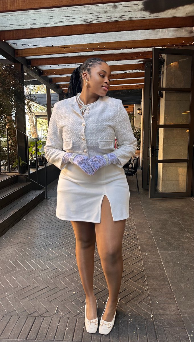 IpelengRSelepe's tweet photo. A girl should be two things: classy and fabulous, got it from my grandmother 😊

#SpritzerSaturday #TheluxurySpritzer https://t.co/Loh7QlbJbE
