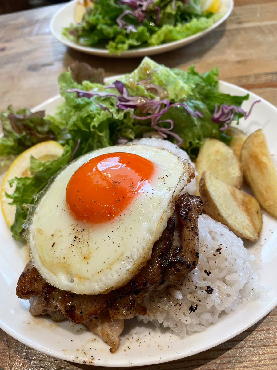 michangenki2015's tweet photo. 宝塚市で 20%還元キャンペーンやってるので 隣市?県またいで行ってきた🛵
ALOHA CAFE Pineapple 宝塚店
ロコモコプレート美味かた😋
自家焙煎のコーヒーが 深煎りでなかなか
おで好みで良き✨✨
たまにはダイエットは休みでいいよな
#ALOHACAFE #還元キャンペーン https://t.co/KJYzSOJ0QA