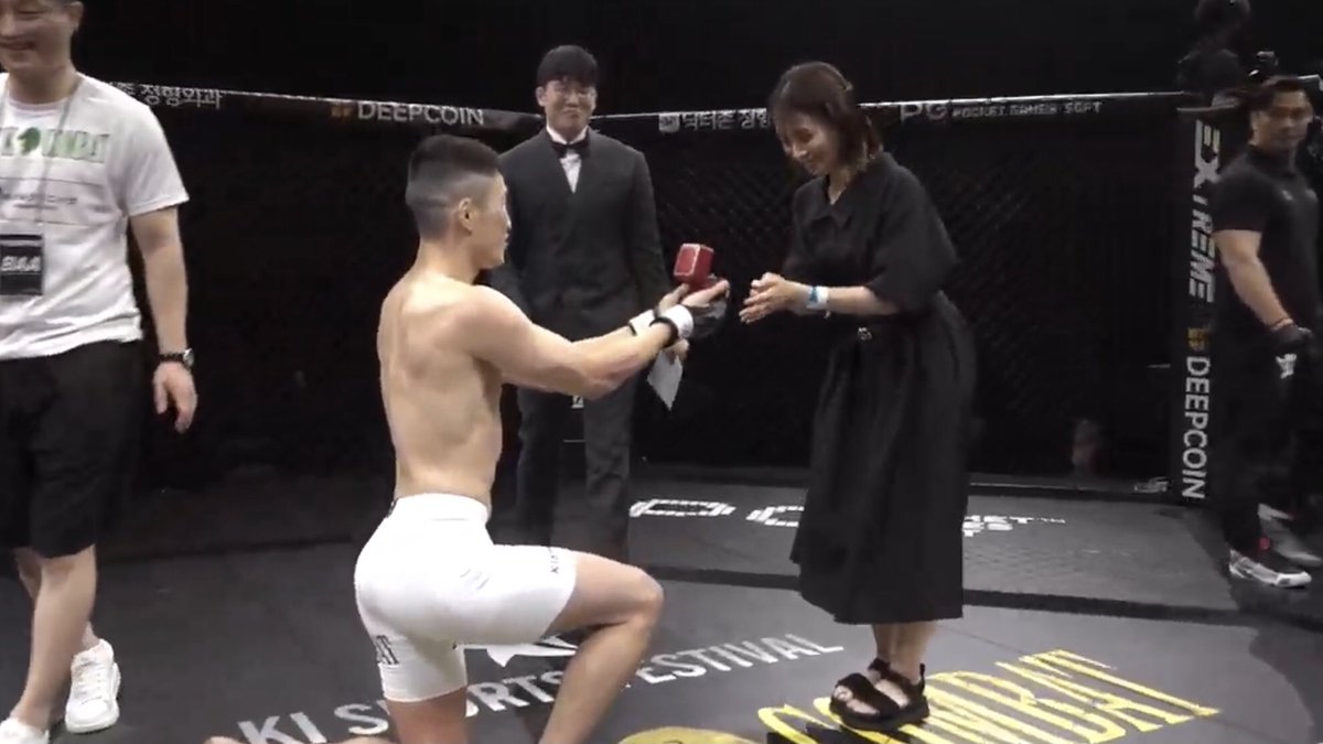 sharakiro's tweet photo. MMAニュースです👩🏻‍💻

1R KO勝ちの山本聖悟、ケージ内でプロポーズ成功！

#BlackCombat https://t.co/i6FeLL346G