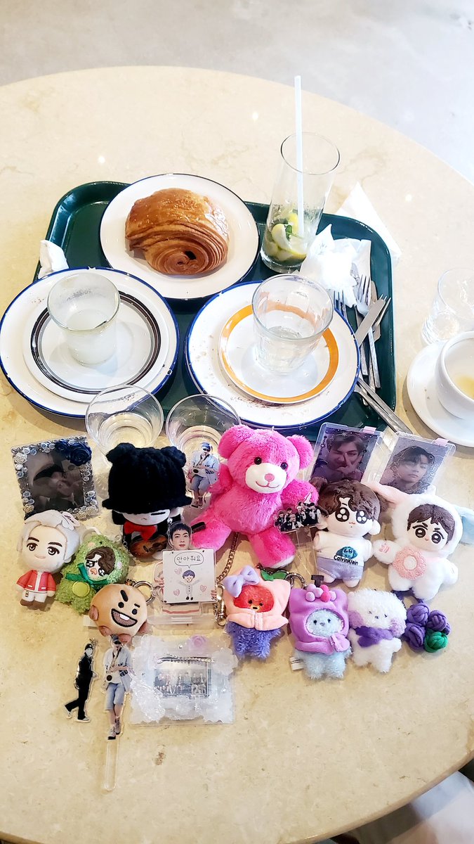 7bangtanborahae's tweet photo. 태형이 팝업 가기 전 아가씨 카페 방문하기😄😍
#아미일상 #카페_파벤 #FAR_BEN https://t.co/uhnL0z1dTT