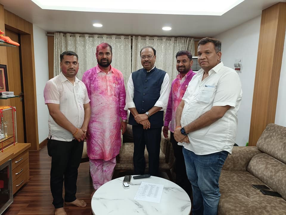Sadabhau_khot's tweet photo. हा विजयी गुलाल शेतकऱ्यांच्या चरणी अर्पण ..
आता पर्यंत ज्या प्रकारे मी जिद्दीने शेतकऱ्याच्या प्रश्नांवर लढत शेतकऱ्यांना न्याय मिळून देण्याच्या प्रामाणिक प्रयत्न करत आलो आहे. यापुढे मी यापेक्षा दुपट्ट जिद्दीने यापुढे काम करून शेतकऱ्यांना न्याय मिळून देणार. https://t.co/DyioTnr8ID