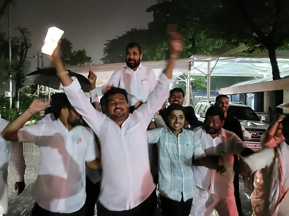 Sadabhau_khot's tweet photo. हा विजयी गुलाल शेतकऱ्यांच्या चरणी अर्पण ..
आता पर्यंत ज्या प्रकारे मी जिद्दीने शेतकऱ्याच्या प्रश्नांवर लढत शेतकऱ्यांना न्याय मिळून देण्याच्या प्रामाणिक प्रयत्न करत आलो आहे. यापुढे मी यापेक्षा दुपट्ट जिद्दीने यापुढे काम करून शेतकऱ्यांना न्याय मिळून देणार. https://t.co/DyioTnr8ID