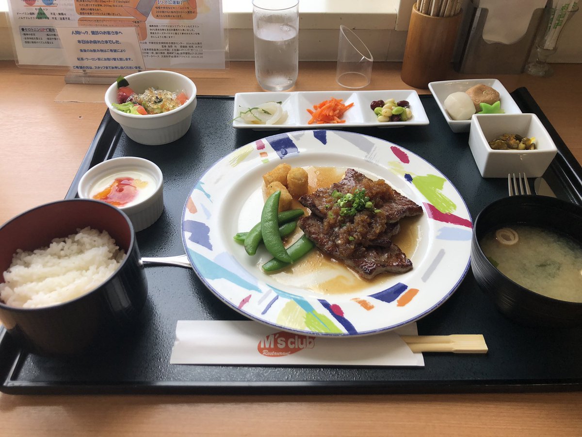 y_mondayfasting's tweet photo. 健康診断終了！体重は去年より0.6kg、腹囲は1.2センチも増えてたけどまあ、許容範囲かな😅健診に付いてたランチはがっつりステーキ。暫く食事量を控えてたからご褒美に。身長が減ってるのは加齢のせい？あと健診の体脂肪は何かの間違いだと思いたい😑だってInBodyの数値と余りにも違うんだもの。 https://t.co/qXgdlyeE4g