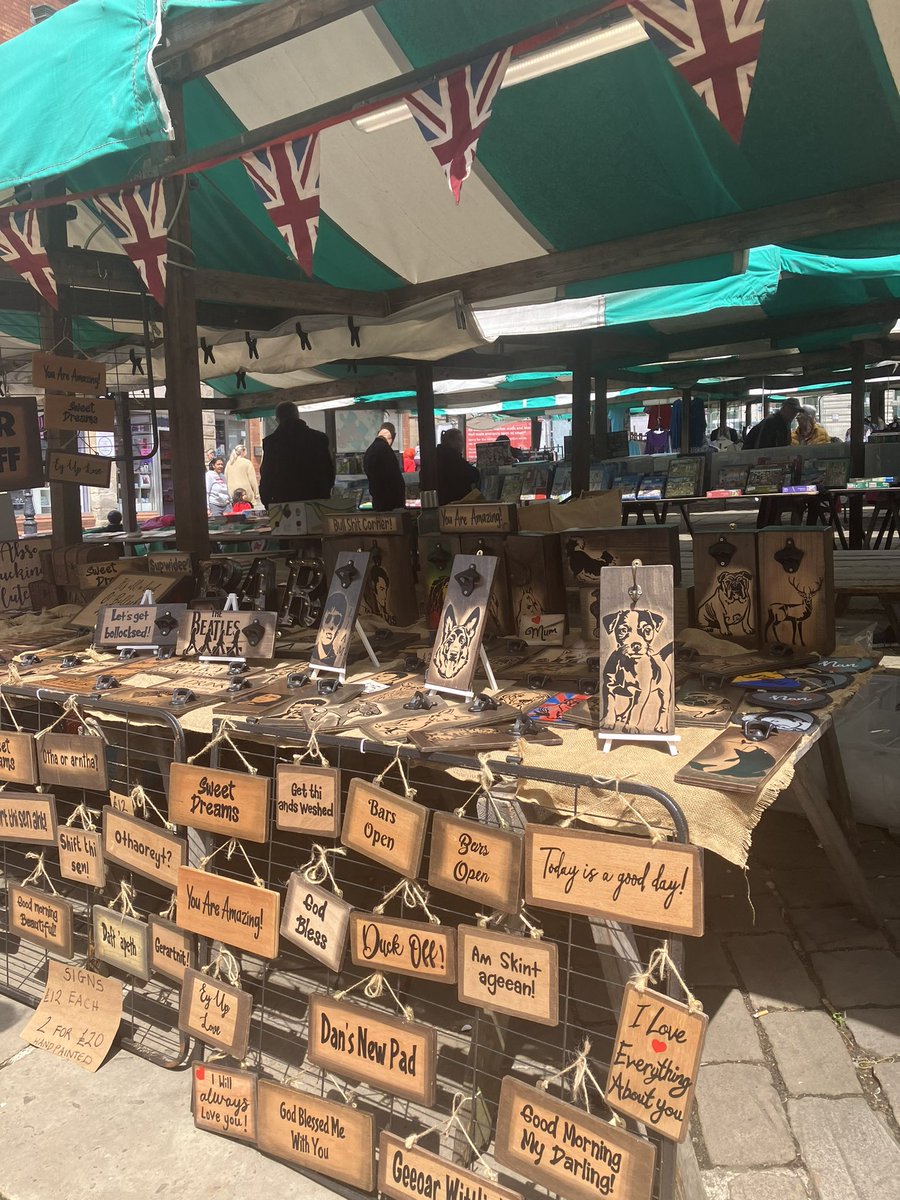 happyartsuk's tweet image. Chesterfield market today 😊
If I haven’t got what you’d like I can make it 😉
#signstoorder #customsigns #signmaker #signs 
happyarts.co.uk
07802685464