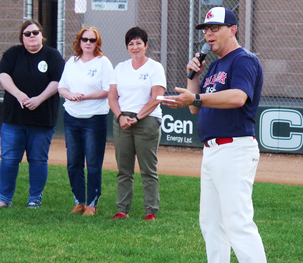 GordieHoweSport's tweet photo. The @StoonCubs18uAAA honoured the memory of Heath Muggli with a tribute night on Friday at Cairns Field against the @ecredsoxAAA, who are from Muggli’s hometown of Muenster. Muggli served the baseball community in numerous roles including umpire and broadcaster. #Wearefamily. https://t.co/4wqvSjX4Vq