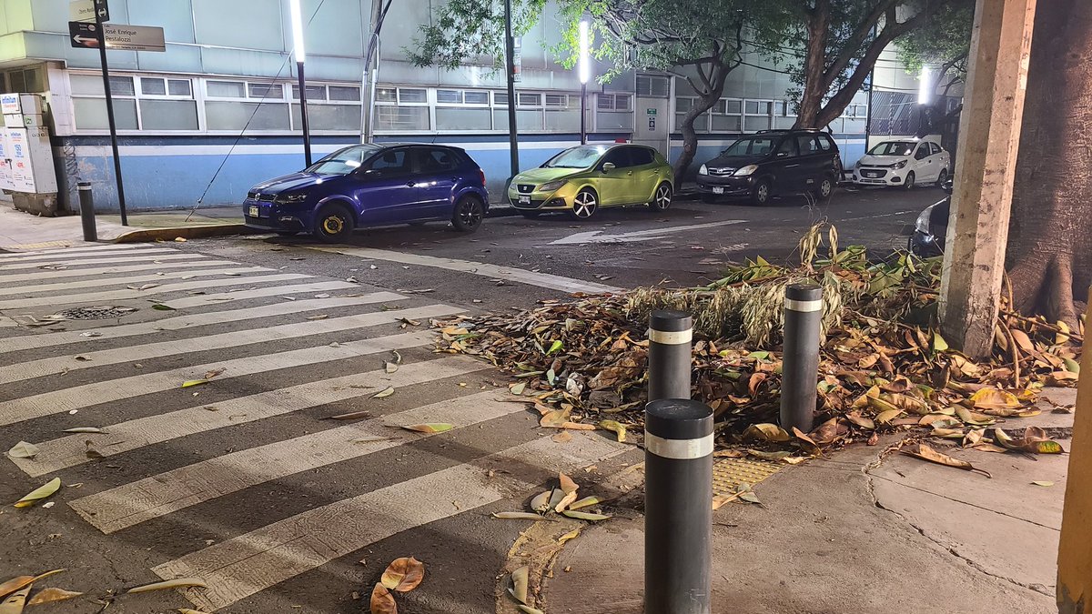 CirezDanDM's tweet photo. A dónde se solicita qué se levante este tiradero? Lleva ya dos semanas y reduce el paso peatonal en Obrero Mundial y Pestalozzi en la colonia #PiedadNarvarte @BJAlcaldia @NarvarteVecinos @_Narvarte https://t.co/BCq91atQkD