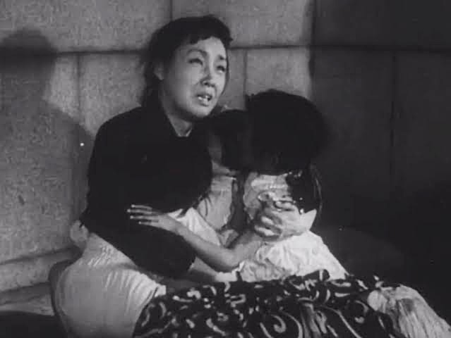 FuyuNago's tweet photo. #特撮史に残したい名セリフ
#ゴジラ('54)
「もうすぐ、もうすぐ、
    お父ちゃまの所に行くのよ」

戦争の恐怖と哀しみと人の美しさがこの短い台詞に全部詰まってる。この場面は特撮映画がフィクションを完全に凌駕した、物凄い瞬間だと思ってます。 https://t.co/m9aD3axzDR