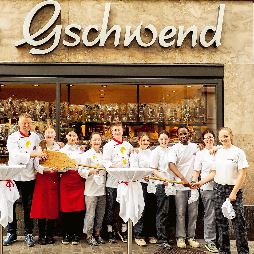 swissbakerCh's tweet photo. -DE- Ausbildung à la Gschwend 🥐🧁🍴
☕️Das Cafe Gschwend kennt keinen Fachkräftemangel.
🔗 https://t.co/Okk4qng8E9
-FR- Formation à la Gschwend 🥐🧁🍴
☕️Le café Gschwend ne connaît pas de pénurie de personnel qualifié.🔗 https://t.co/RKqnzjqobQ
#swissbaker #cafegschwend #stgallen https://t.co/ahDRiWEeWi