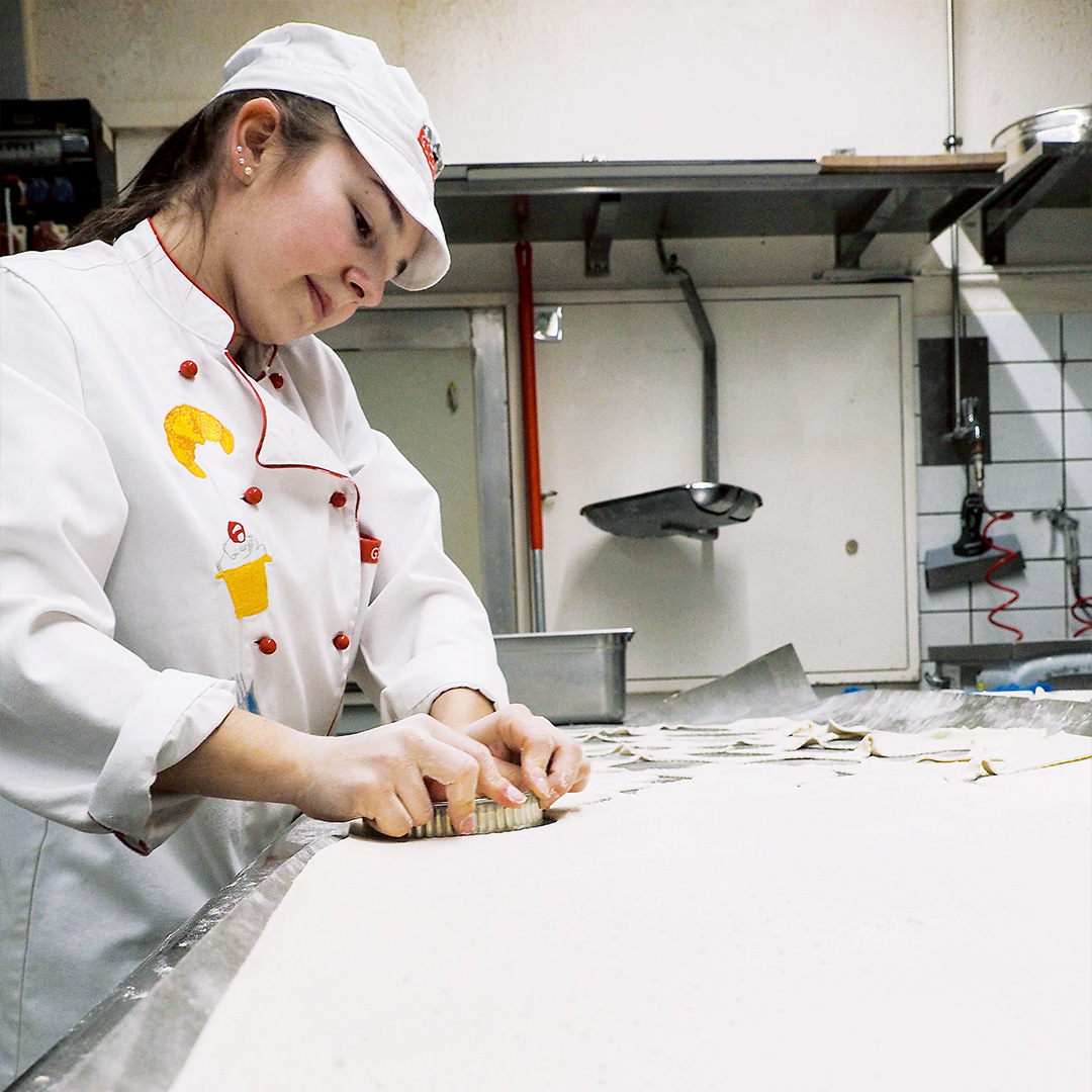 swissbakerCh's tweet photo. -DE- Ausbildung à la Gschwend 🥐🧁🍴
☕️Das Cafe Gschwend kennt keinen Fachkräftemangel.
🔗 https://t.co/Okk4qng8E9
-FR- Formation à la Gschwend 🥐🧁🍴
☕️Le café Gschwend ne connaît pas de pénurie de personnel qualifié.🔗 https://t.co/RKqnzjqobQ
#swissbaker #cafegschwend #stgallen https://t.co/ahDRiWEeWi