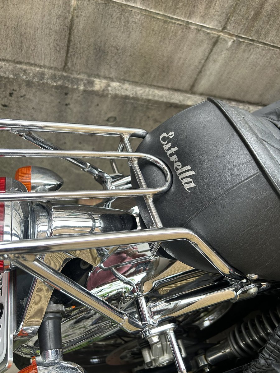 RbReturnbiker's tweet photo. 純正のリアキャリアと
純正のレトロシートは
あまり相性がよくないようだ…
ハマることはハマるけど…
さて、どうしよ。
#エストレヤ
#estrellars
#リアキャリア
#レトロシート https://t.co/bLjXXYvzwm