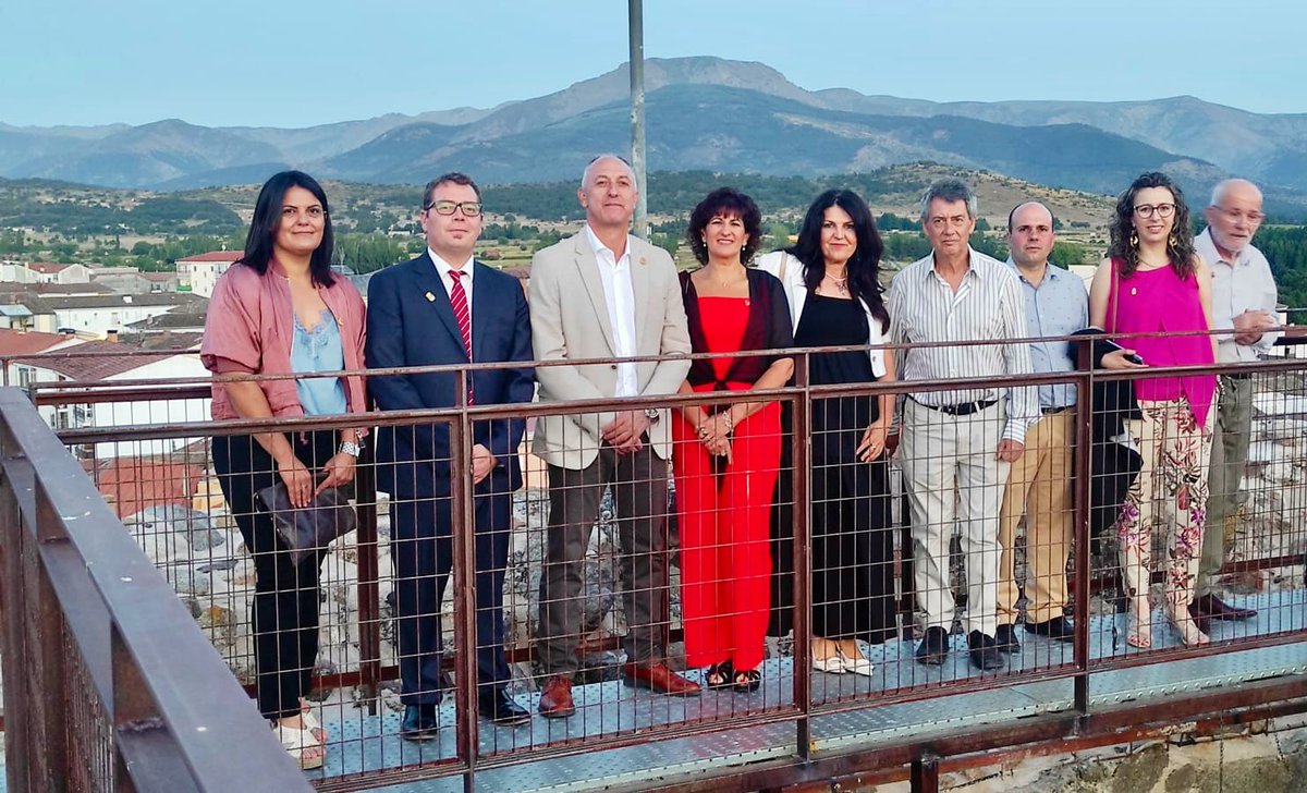 #ElBarcoDeÁvila ha inaugurado las obras de rehabilitación del Castillo de Valdecorneja, uno de los grandes monumentos históricos de la provincia. 
El diputado de Cultura, Javier González, asistió anoche al acto, presidido por la alcaldesa.
#HaciendoProvincia