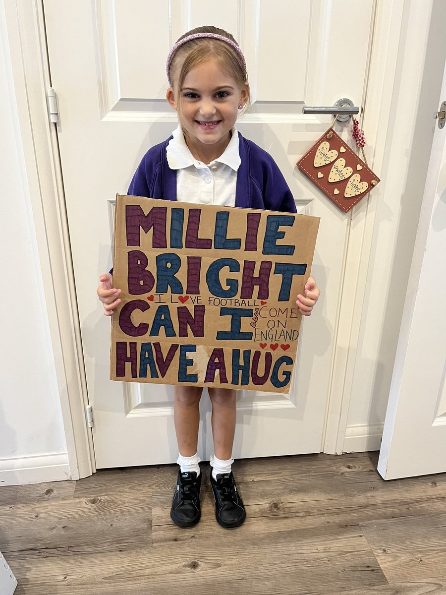 Louk09's tweet photo. Thank you Millie Bright for making my little girl so happy, you made her night 💗⚽️🏴󠁧󠁢󠁥󠁮󠁧󠁿 @Mdawg1bright https://t.co/TxbIrJB1sy