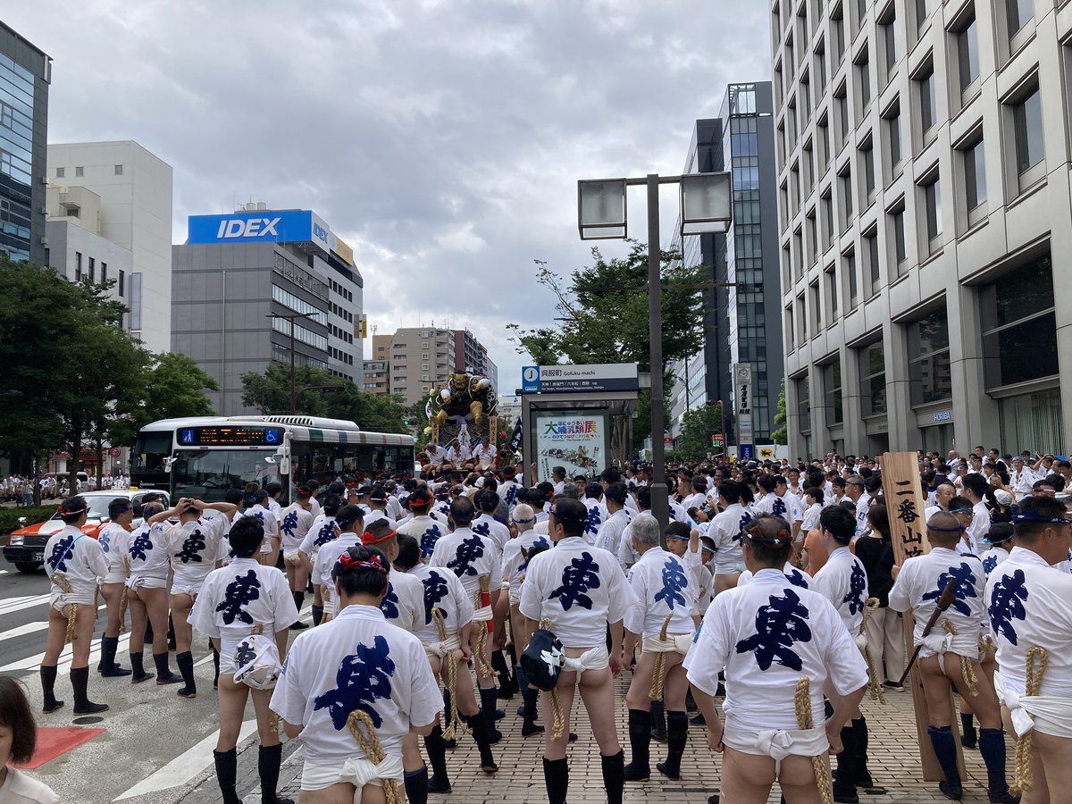 yamakasa_navi's tweet photo. 大！混！雑！
ベイサイド側のライブに行く人が巻き込まれてませんように💦
 #yamakasa #hakata #山笠 https://t.co/PX1yhLkSMy