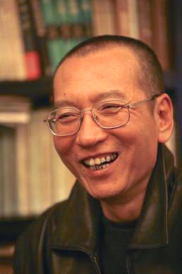 Today we remember Chinese Nobel Prize-winner, poet and activist Liu Xiaobo imprisoned for his part in the Tiananmen Square protests and then for writing Charter 08 calling for more political freedoms. He died in state custody on this day in 2017 
ow.ly/tFli50SAmKu