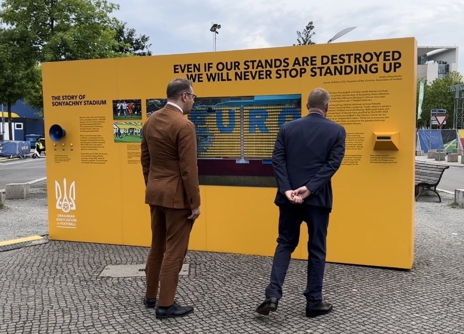 NLinDeutschland's tweet photo. Beeindruckend…
Die 🇳🇱🇺🇦Botschaftern in Berlin 🇩🇪 gemeinsam bei der Ausstellung des durch die russische Kriegsaggression zerstörten Fußballstadions in Charkow.
#EURO2024 #OnsOranje #Makeiev #Ukraine #NATO #oranjefussball https://t.co/s3J0DHjE0q