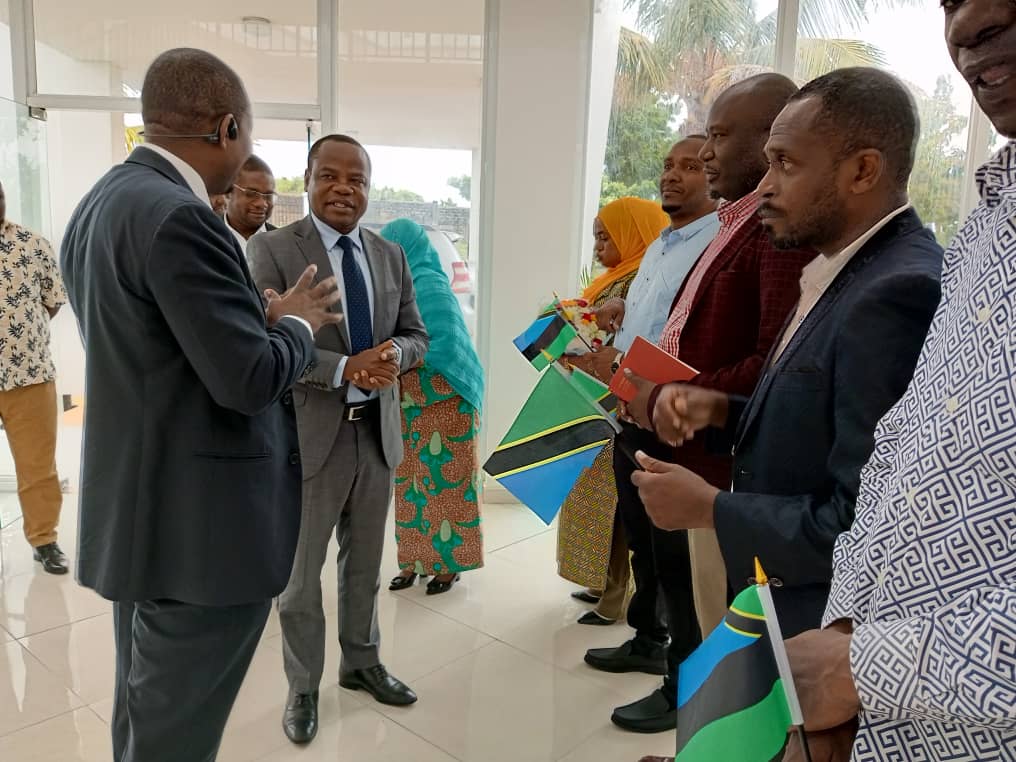 DsfaFishing's tweet photo. Naibu Katibu Mkuu (Uvuvi), wa Wizara ya Mifugo na Uvuvi Dkt. Edwin Mhede, alifanya ziara ya kutembelea Mamlaka ya Kusimamia Uvuvi wa Bahari Kuu (DSFA ) na  kukagua shughuli mbalimbali zinazotekelezwa na Mamlaka na kuongea na Menejimenti ya DSFA. https://t.co/OKkEWmueR6