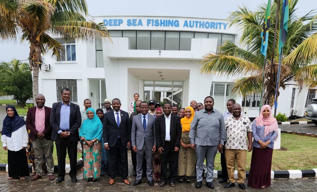 DsfaFishing's tweet photo. Naibu Katibu Mkuu (Uvuvi), wa Wizara ya Mifugo na Uvuvi Dkt. Edwin Mhede, alifanya ziara ya kutembelea Mamlaka ya Kusimamia Uvuvi wa Bahari Kuu (DSFA ) na  kukagua shughuli mbalimbali zinazotekelezwa na Mamlaka na kuongea na Menejimenti ya DSFA. https://t.co/OKkEWmueR6