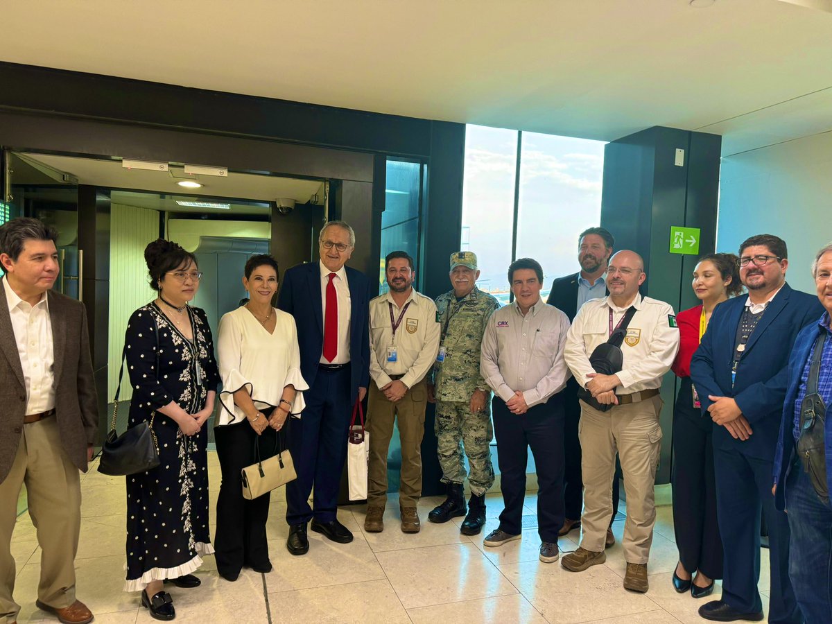 davidptp07's tweet photo. Un honor recibir al Embajador @JesusSeade en el primer vuelo @HainanAirlines ✈️ directo #Beijing - #Tijuana con destino final #CDMX. Servirá como puente para estrechar nuestros lazos turísticos y económicos entre #China y #Mexico. Agradezco a mi Amiga Emb. @AliciaKerber y la Cónsul General #China estar presentes en el histórico evento.