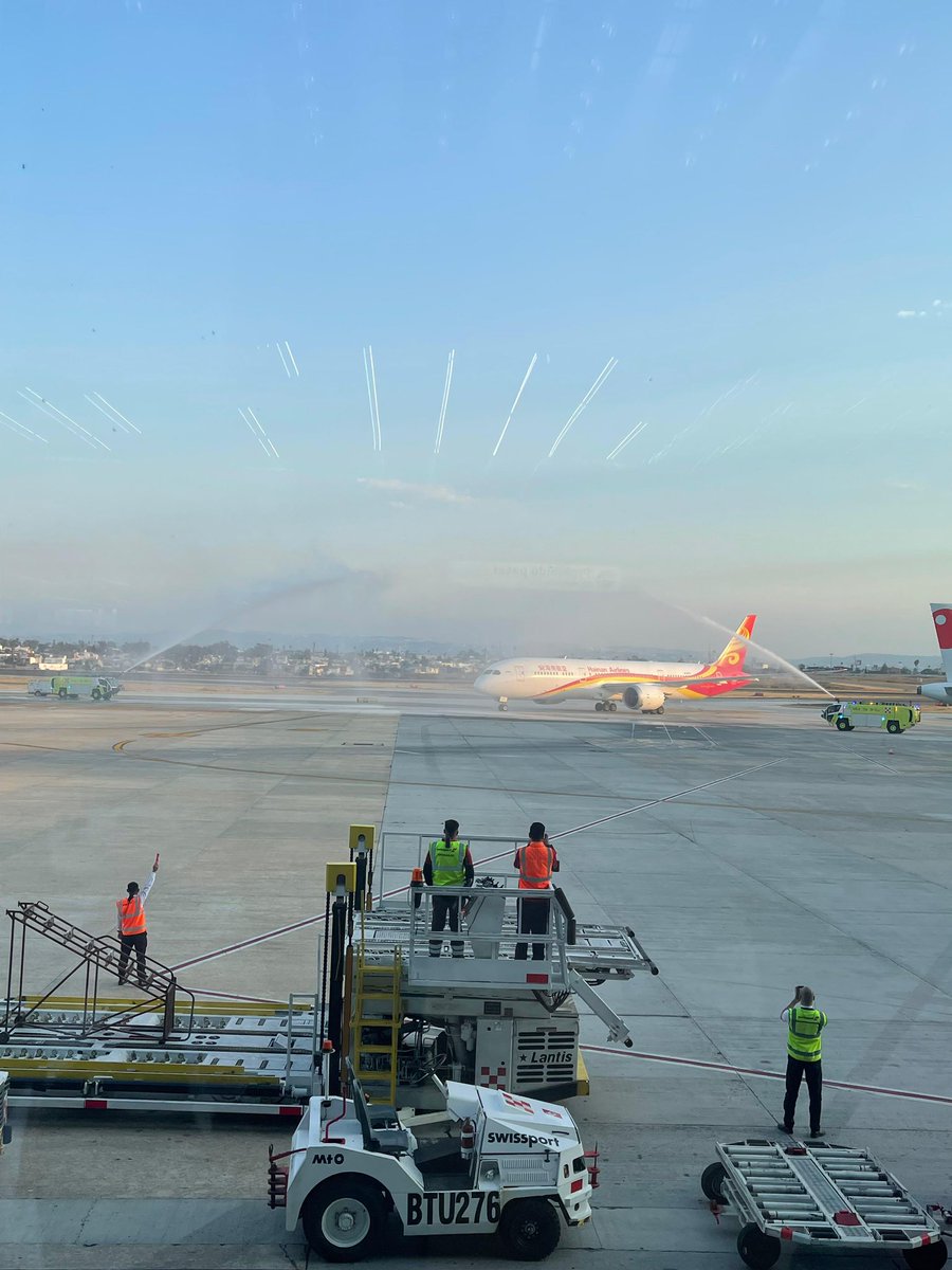 davidptp07's tweet photo. Un honor recibir al Embajador @JesusSeade en el primer vuelo @HainanAirlines ✈️ directo #Beijing - #Tijuana con destino final #CDMX. Servirá como puente para estrechar nuestros lazos turísticos y económicos entre #China y #Mexico. Agradezco a mi Amiga Emb. @AliciaKerber y la Cónsul General #China estar presentes en el histórico evento.