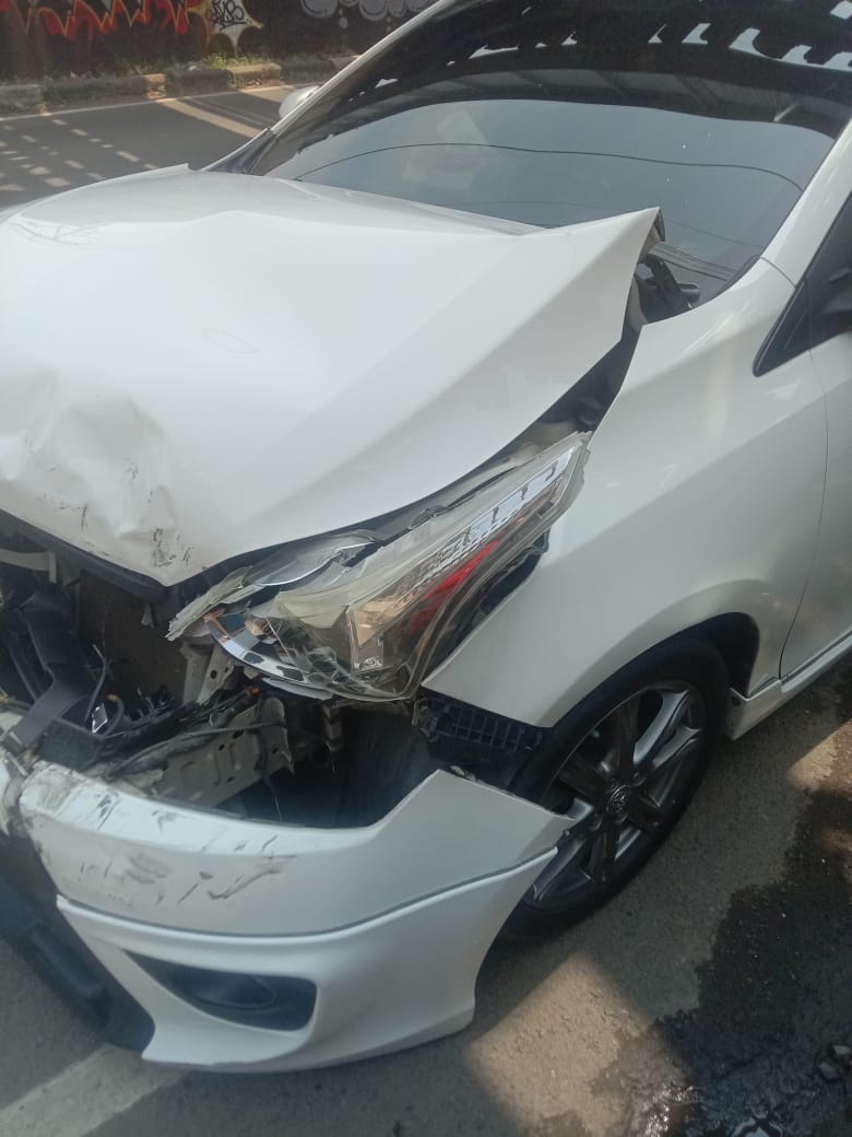 inijeonggukie's tweet photo. halo @GrabID hari ini aku naik grabcar dari rumah mau ke djp jakbar. tapi di pertengahan jalan di dalem tol, tbtb mobil driver kami sengaja di tabrakin dari depan pas mereka mau nyalip. dan ditabrakin nya gak cuma sekali. ada beberapa bukti video dan foto (+) https://t.co/Wefmacocxb