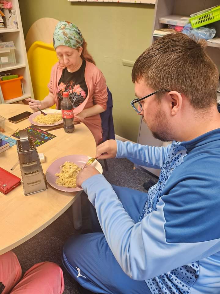 Rainbow_Stars1's tweet image. Tuesday in the hub!! Homemade carbonara and chocolate crispy cake. All requested by our members , supported by our fabulous volunteers.

#inclusivecooking
#makingchoices
#supportingeachother