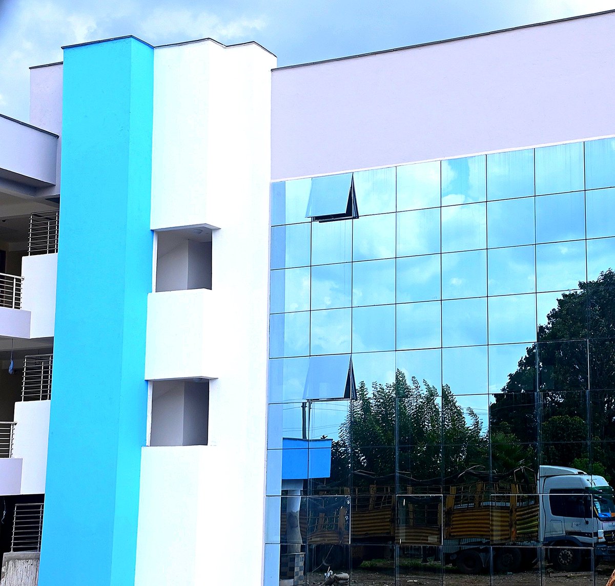 Municipality029's tweet photo. Construction of the near complete Kapsabet County Referral Hospital Mother and Baby Hospital Complex will ease access to quality and affordable healthcare. The modern facility is a product of Governor Sang's avowal to improve the health of https://t.co/KXVA0SWvDh https://t.co/e3BKHmNz2n
