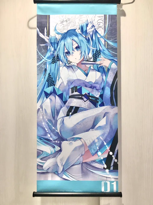 ◆夏コミ新作グッズその① 白龍ミク 『掛け軸風ミニタペストリー』 ミニとか言ってるけど、前回のまつりちゃん達より横はないけど縦が長いのでミニとは?って感じです。 イラスト部分だけで約70cm。 紐は付属しないので、ダイソーとかで買ってください
