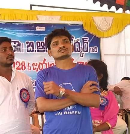 tonybekkal's tweet photo. అవును..
నేనసురడనే,
ఎవడో చిలికిన అమృతాన్ని దొంగిలించి తాగి అమరత్వాన్ని పొందేంత స్వార్థ సురడను కాను

అవును..
నేను పరాజితుడనే,
గెలుపు కోసం దొంగ చాటుగా బాణమేసేంత పిరికి 
జనక కుమారుడను కాను

అవును..
నేను రాక్షసుడనే,
కుటిల రాజకీయాలతో రాజ్యాలు చేజిక్కించుకునే కుతంత్ర యధువంశుజుడను కాను

అవును..
నేను ఆ 'స్పృశ్యుడనే',
తోటి మనిషి గాలి సోకిందని మనసు మైలపరుచుకునేంత నీచ సనాతుడను కాను

✍️2019 July 13th