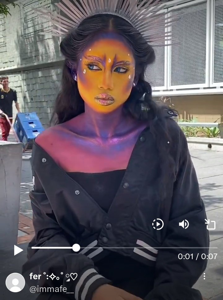 Me ENCANTA los colores que usaron, el mejor disfraz que he visto! 🌟🐍👍🏿
