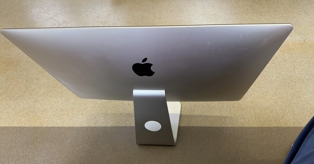 shun1210711's tweet photo. さようなら、俺のiMac Pro🥺🥺
長年使ってきた相棒だからどうなるか分からないけど、無事に元気で帰ってくることを祈る🙏
#修理
#iMacPro
#Mac
#デスクトップ https://t.co/2eTwes3PDl