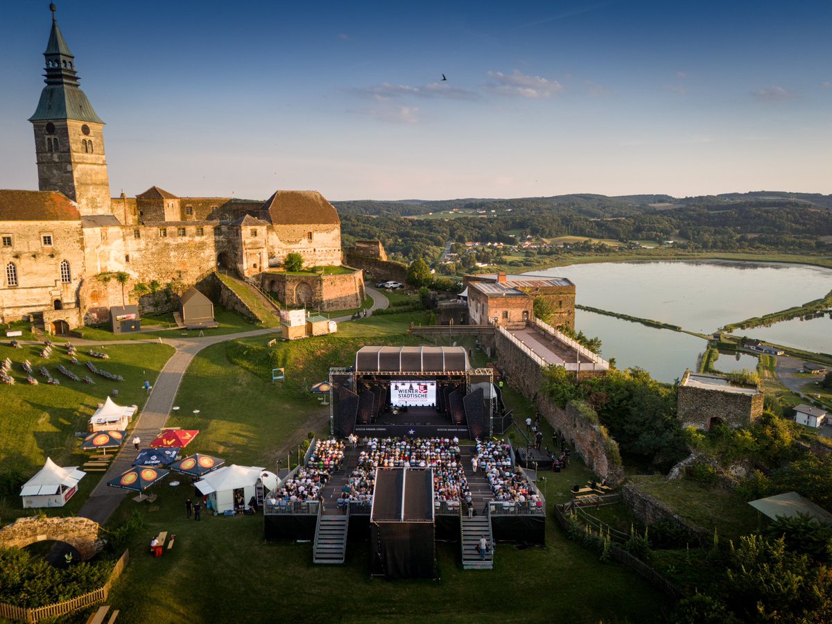 MGerbavsits's tweet photo. ⚽️ Erlebt morgen Abend das EM-Finale Spanien - England im fantastischen Ambiente der Burg Güssing ⚽️
Wir starten bereits um 18.30 Uhr mit einem #Grillabend und Live-Musik mit der Band Uhudler Libre. Um 21 Uhr beginnt dann das große EM-Finale.
#publicviewing #fussball #EM2024 https://t.co/2ayPbyYySx