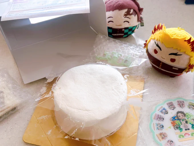 バースデーケーキ届いたよふわじろ( ⊃◜◡◝⊂ )特典のコースター?もふわじろサイズだね!