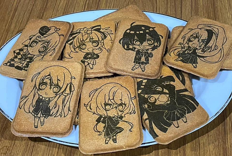 turu79hiro's tweet photo. ゾンビランドサガ祐徳せんべいを販売しています！☺️
メイクバージョンとゾンビバージョンの2種類があり、一箱に7種類の絵柄が入っています✨
ファンの皆様、どうぞよろしくお願いします🙇

場所
祐徳稲荷神社参道
佐賀県鹿島市古枝甲1685

店名
井手商店

商品名
ゾンビランドサガ祐徳せんべい https://t.co/zEiLz16Nyt