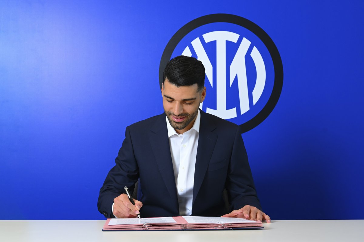 Inter's tweet photo. È tempo di firme ✍️🖤💙

#ForzaInter #WelcomeMehdi https://t.co/t6Gch4K5pd