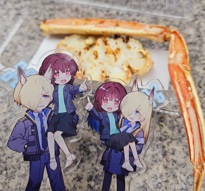 「かにおいし～!」「カニの身、取るの大変ですね…」「たしかに……」 