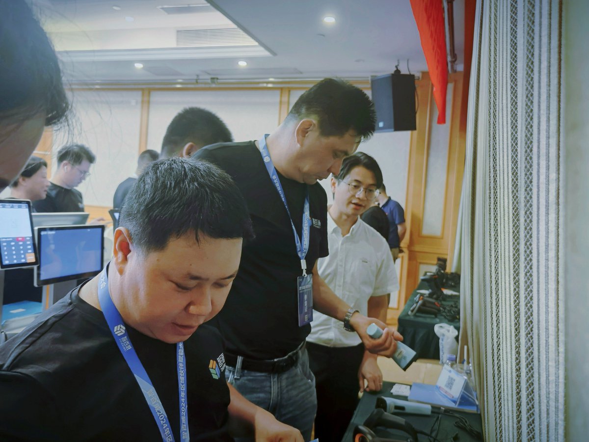 NETUMAIDC's tweet image. At the 2024 Regional Partner Empowerment Conference, #NETUM partnered with ZHIBAIWEI. We showcased innovative #barcodescanners and payment terminals, highlighting our commitment to driving industry digitalization and intelligence for a smarter, more efficient future.