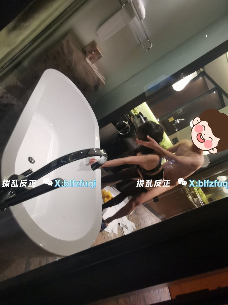发一次健康的老少皆宜不涉的吧：媳妇没在我眼皮底下的和单男在卫生间窃窃私语甜甜蜜蜜有说有笑，激起了强大的好奇心，忍不住还是去偷拍他们的欢愉，他们真的看不见我！
投稿💌：
@RLWJ_kuking  @JWCJ_kuxs https://t.co/cIMc46aOpj